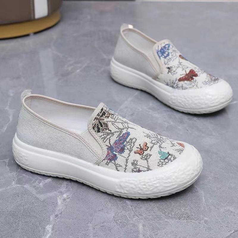 Old Beijing cloth shoes women's daily leisure soft sole one-pedal canvas shoes breathable fashion Korean version of mother shoes