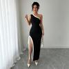 Neues One-Shoulder-Kleid für Damen, kontrastierende Farben, seitliche Riemen, geschlitzte Säume, Neckholder, Taille, dünn, Hüftumhüllendes Kleid