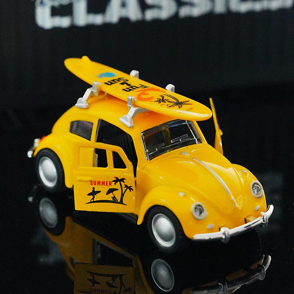 Vintage 1:32 Yellow Beetle Diecast Car With Surfboard Retro Pull-Back Model Toy Open Doors Collectible For Kids Car Fans