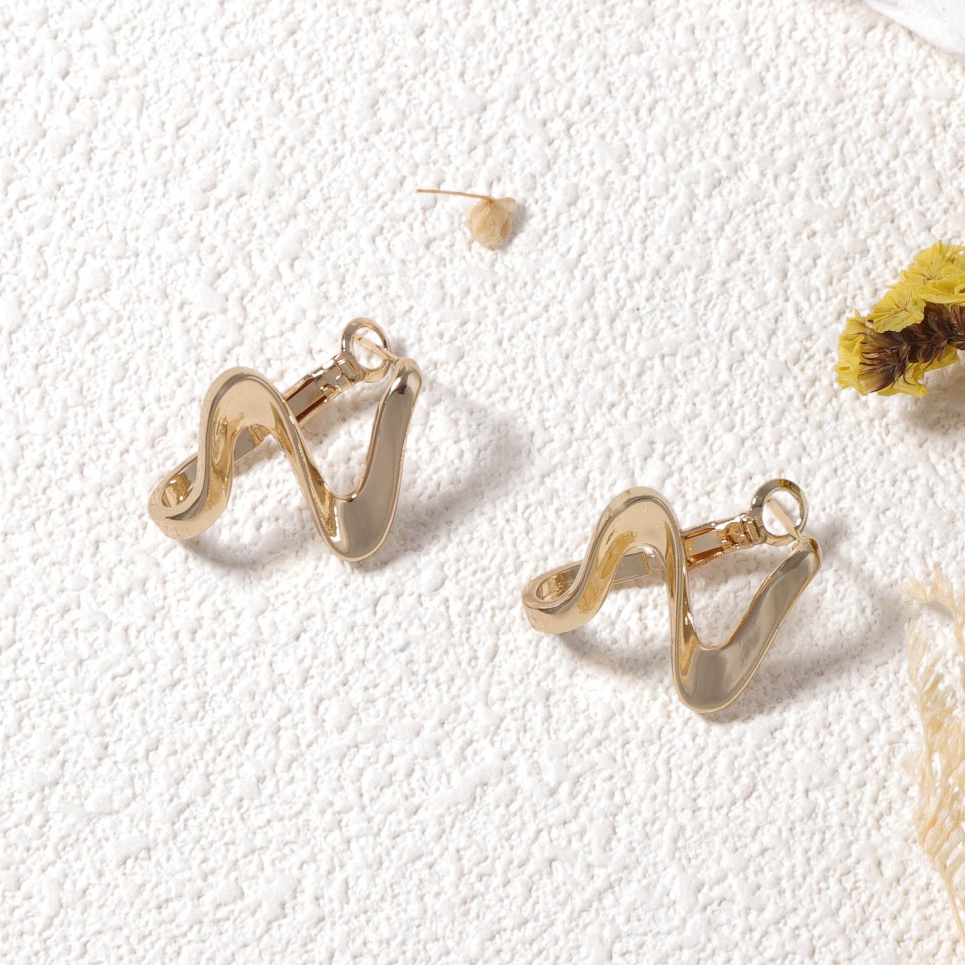 Модные серьги-пусеты в европейском и американском стиле, высококлассные, золотистые, с волнистым дизайном, нишевые, креативные, с чувством дизайна, в холодном стиле золотой