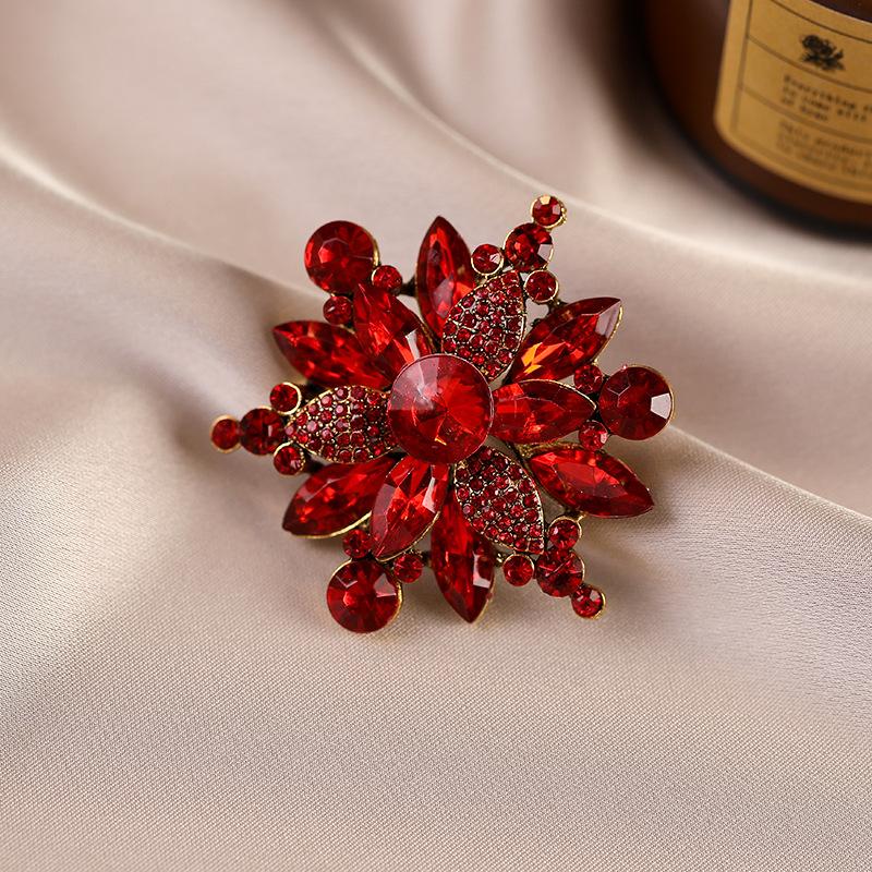 

Модная и элегантная женская брошь из сплава, Высококлассная и роскошная стразовая корсажная брошь для пальто, Элегантная брошь 687#