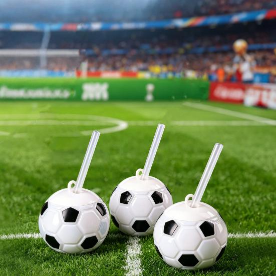 Butelka na wodę piłkarska ze słomką, Plastikowy kubek w kształcie piłki nożnej 500 ml, Termos na napoje sportowe z pokrywką na Dzień Meczu, Prezent dla fana
