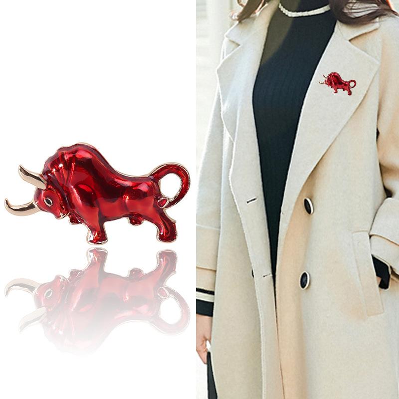 Kreative Stierkampfbrosche aus Emaillelegierung, zwölf Sternzeichen des Ochsen, dominanter Modeanzug mit Zubehör-Kragennadel