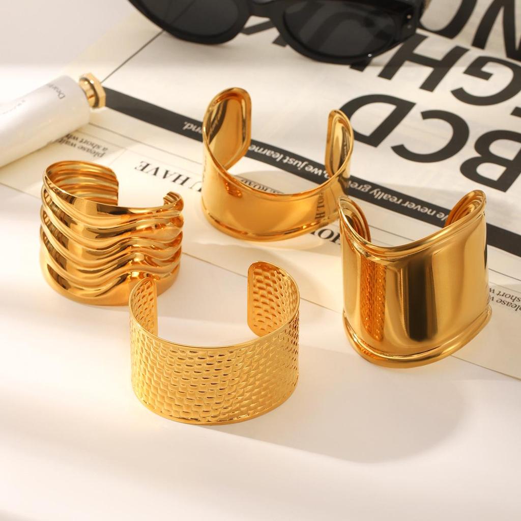 18k Gold Stainless Steel Wide-Face Open Bangle – Non-Fading, High-End Statement Bracelet.