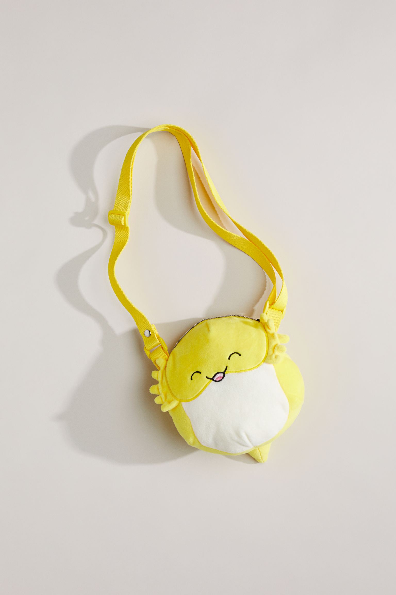 

Велюровая сумка на плечо с аппликацией