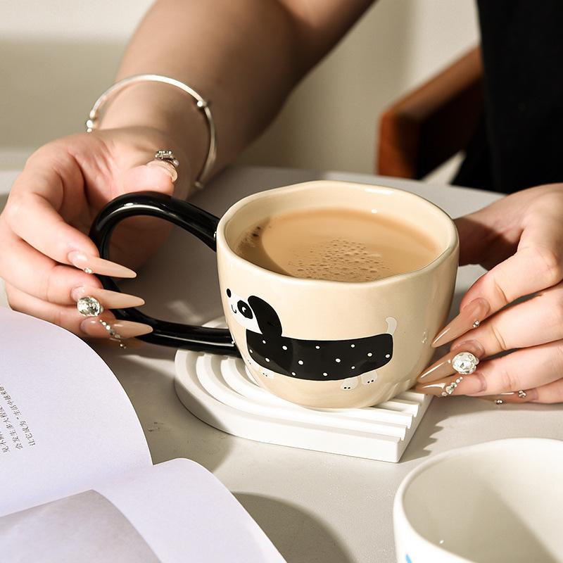 Kreativní kontrastní barva Velký ucho Domácí keramický hrnek Vysoce hodnotný hrnek Kreslený štěně Keramický hrnek Pár Hrnek na vodu