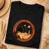 Japanisches Weltraumkatzen-T-Shirt, Mid-Century Japanische Kunst-Shirt, Minimalistisches Glückssymbol-Shirt, Glückskatzen-Ästhetik-Grafik, Retro-Galaxiekatzen-Grafik