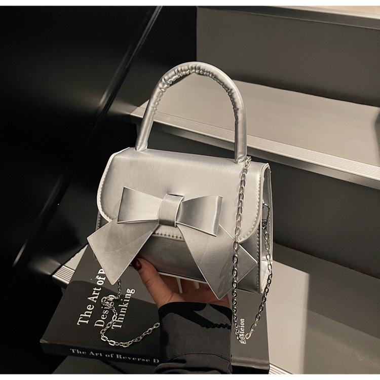 Trendy Texturovaná Crossbody taška s mašlí: Módní a všestranná dámská kabelka pro rok 2025
