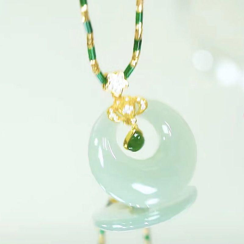 Douyin Bestseller: Heart-Shaped Luxury Necklace with Imitation Hetian Jade and Smooth Princess Clasp Pendant.