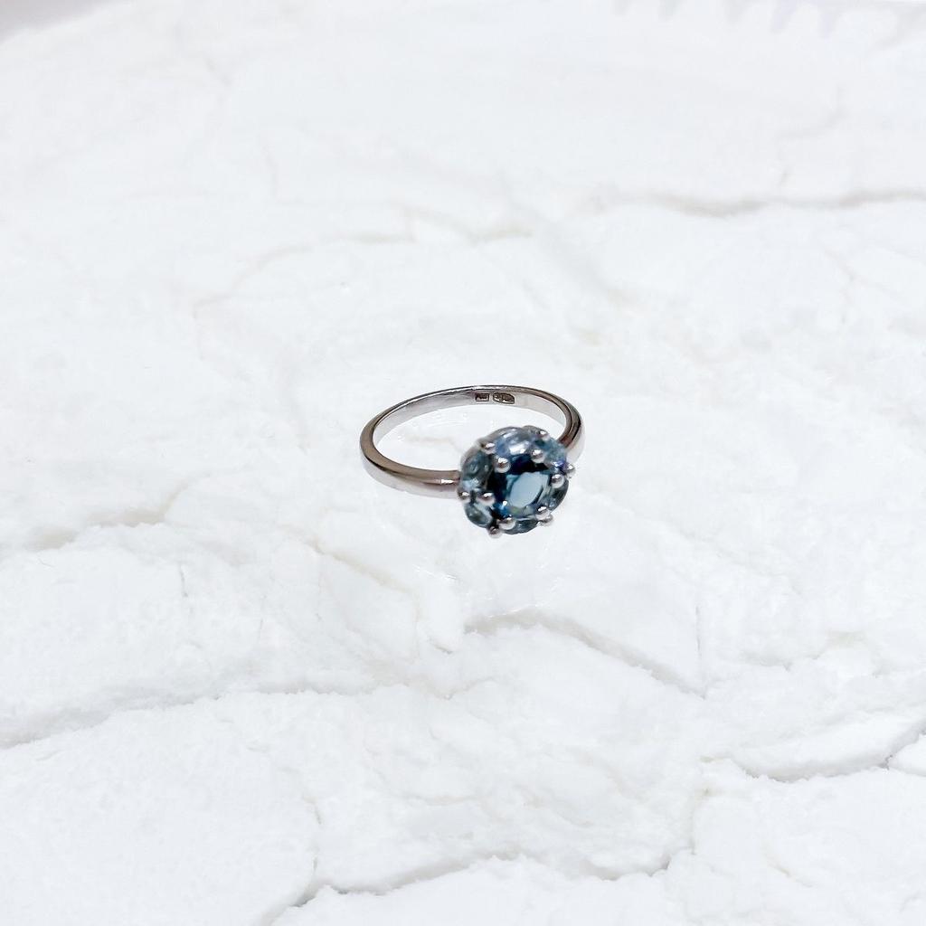Srebrny pierścionek z topazem London Blue o masie 0,908 ct, masie produktu 2,81 g (2166931)