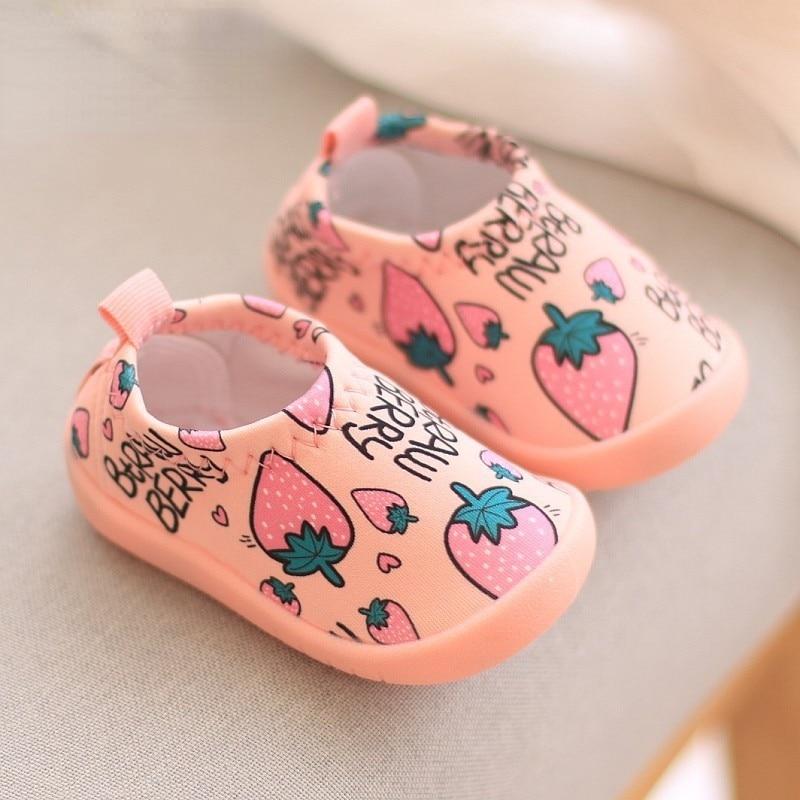

Легкая обувь для новорожденных мальчиков и девочек, кроссовки с изображением клубники для малышей, противоскользящие резиновые подошвы, первые ходунки, детские напольные кроссовки