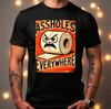 Camiseta Divertida de Banheiro Assh*les em Todo Lugar Humor Sarcástico Piada