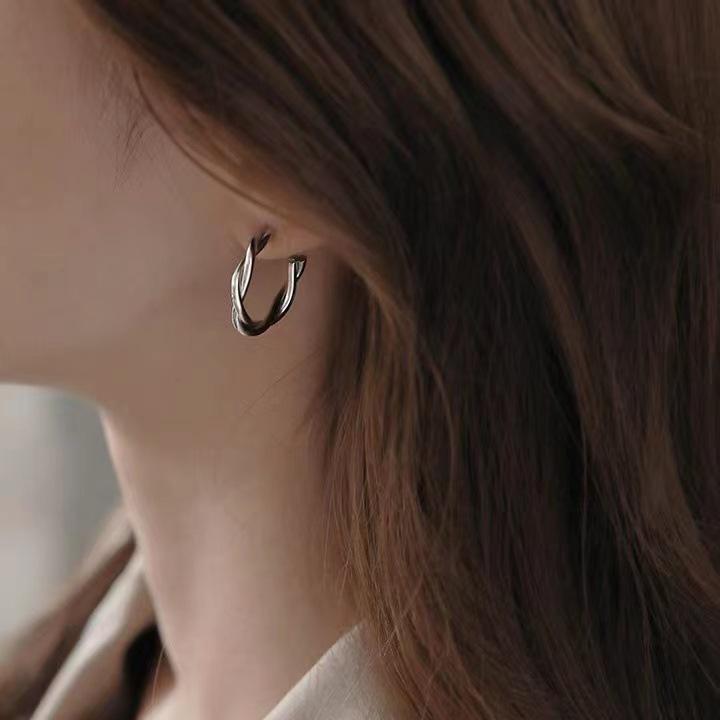 111 Silver needle twist curved twist earrings, simple geometric earrings Internet celebrity earrings