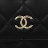 Chanel Geantă de umăr 22P pentru femei, din piele de miel matlasată cu romburi, cu clapetă, curea cu lanț din perle artificiale și accesorii aurii, cataramă aurie, geantă tip messenger cu portofel, Negru