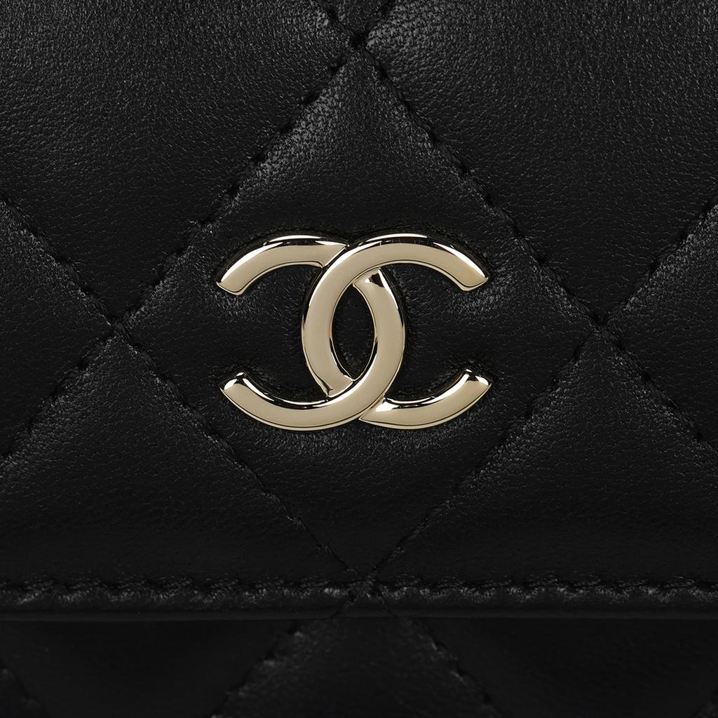 Chanel Geantă de umăr 22P pentru femei, din piele de miel matlasată cu romburi, cu clapetă, curea cu lanț din perle artificiale și accesorii aurii, cataramă aurie, geantă tip messenger cu portofel, Negru