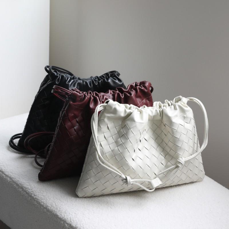 Borsa a tracolla intrecciata in vera pelle di agnello da donna, morbida, quadrata, con coulisse