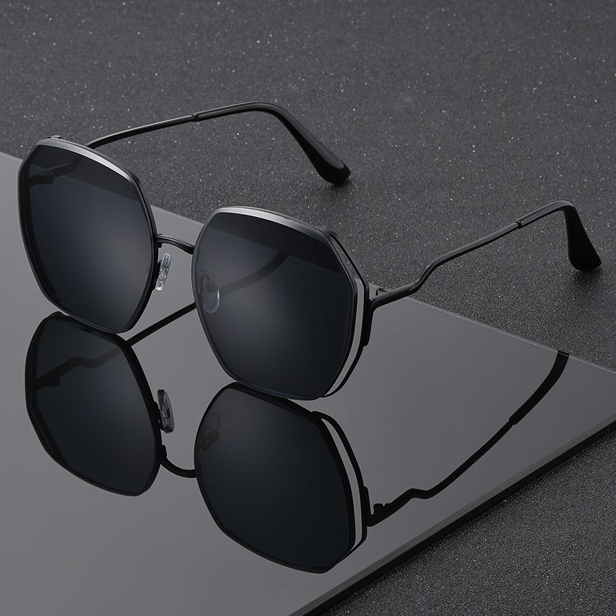 Trendy Metal Polygon Sunglasses Unisex Street Style Cyberpunk Sunnies for Men Women Perfect for Party Beach Holiday Gift