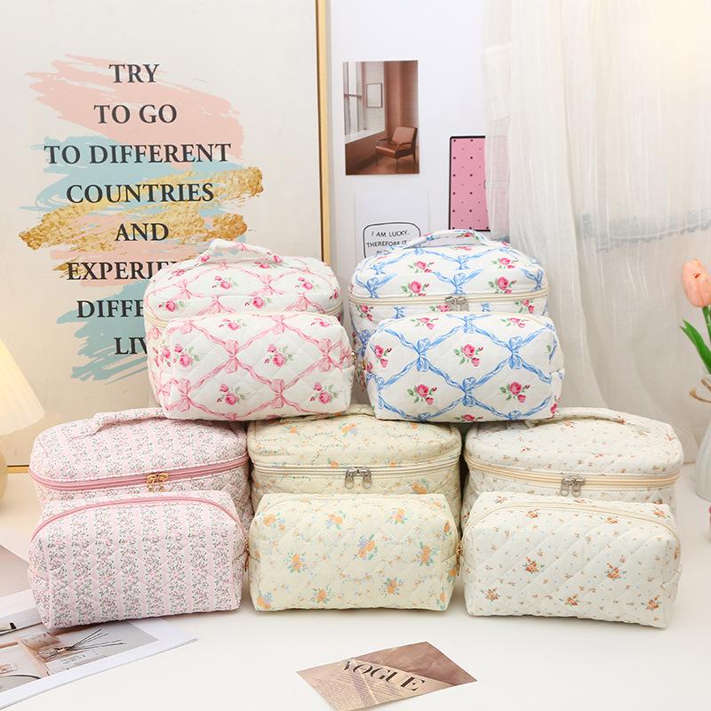 Large Capacity Quilted Floral Makeup Bag - Portable Cotton Toiletry Handbag with Cute Flower Design for Students