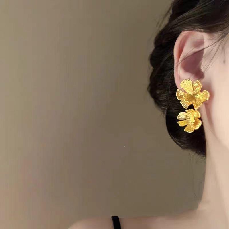 Flowers Bloom Rich Retro Personality Golden Flower Earrings Gentle Temperament Niche Stud Earrings Simple Earrings
