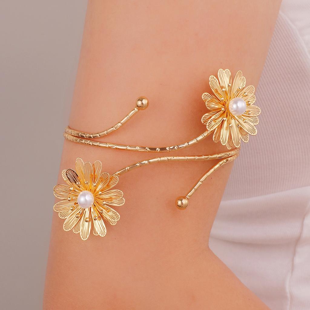 Hot Sale Flower Open Arm Bracelet Geometric Light Luxury Niche High-end Bracelet Fashion Arm Ring Non-fading Bracelet