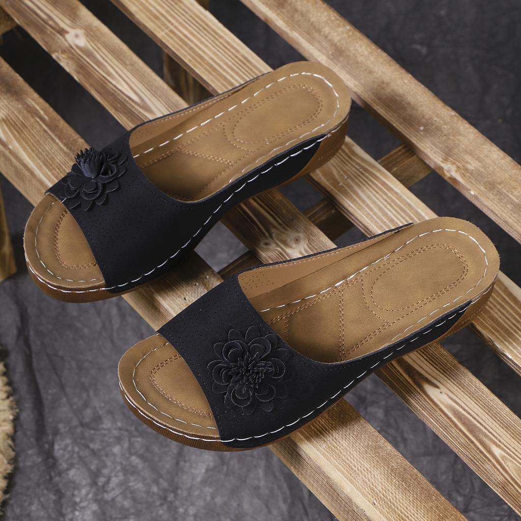 Fashion Summer Women's Shoes 2025 Flower Hollow Wedge Heel Slippers Women's Fashionable Casual Outdoor Beach Sandals Women Mules Slides