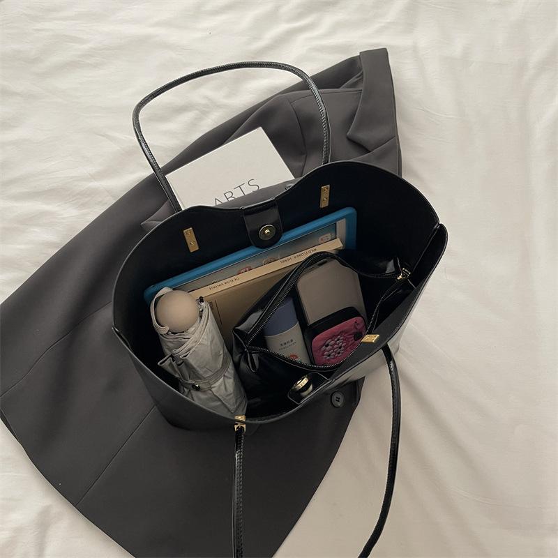 Retro temperament simple shoulder bag female office workers commuting versatile fashion handbag going out large capacity mother and child bag