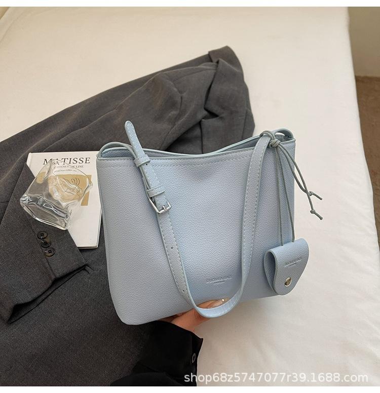 

2025 new women s bag texture crossbody bag niche design super hot bucket bag fashion popular retro small bag синий