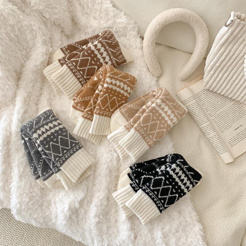 5 Pairs Women's Winter Warm Ski Socks - Thickened Thermal Mid-Calf Cold-Proof Snow Boots Socks with /Heart/Circle/Arrow Patterns