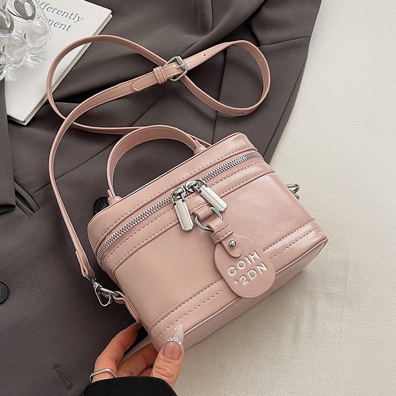 

2025 новая нишевая сумка-бокс в ретро-стиле, высококачественная текстура, темперамент, портативная, универсальная, для通勤, модная сумка-мессенджер для женщин