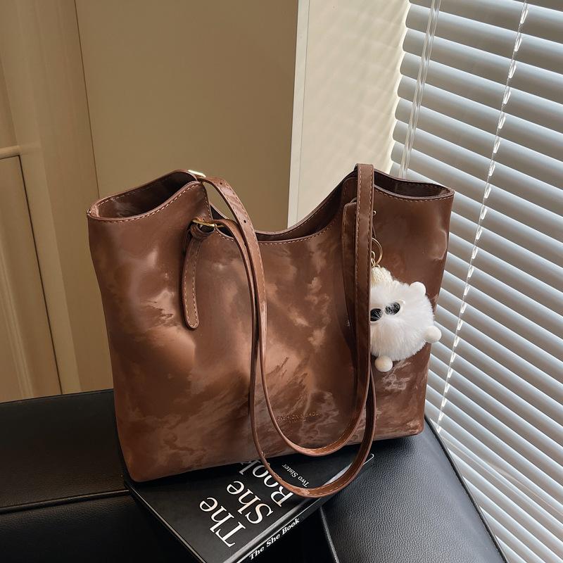 

Korean version of large-capacity underarm bag women s bag 2025 new simple portable tote bag versatile commuter shoulder bag коричневый