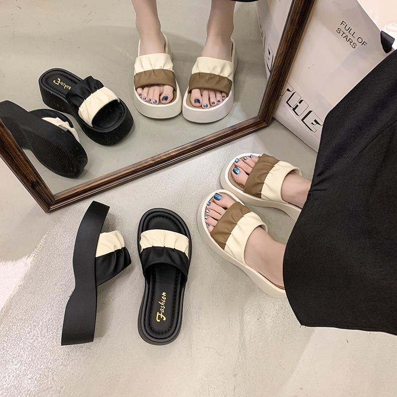 French high-end thick-soled one-word slippers women's summer outer wear fashion 2025 new flat-bottomed non-slip casual cool slippers