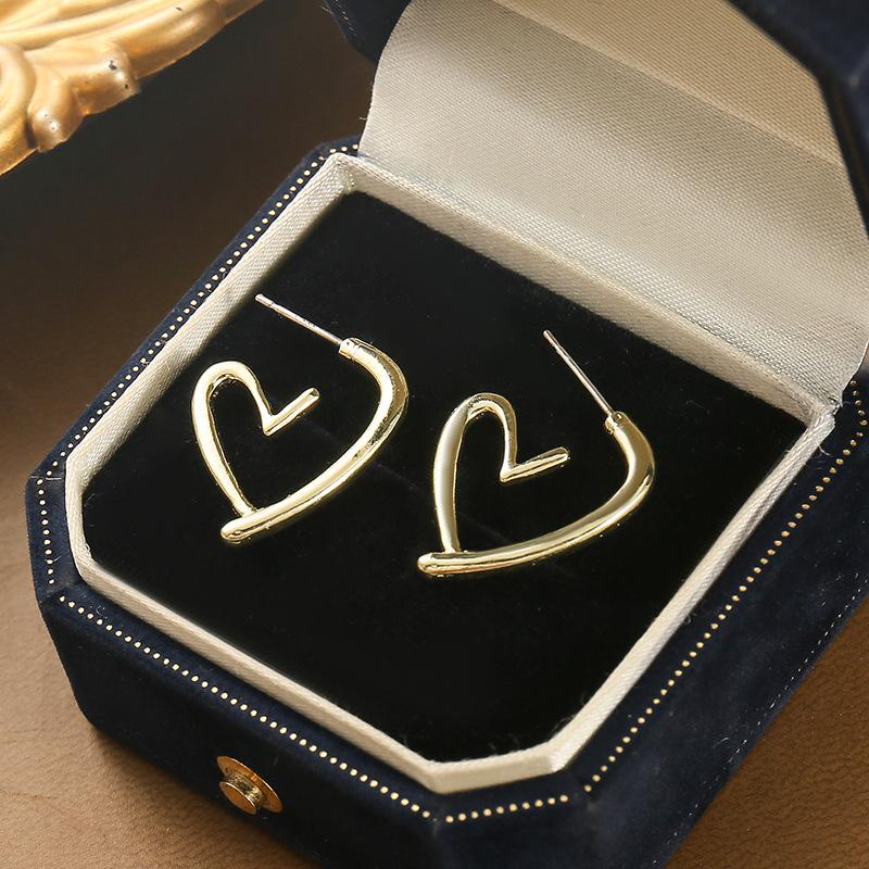 Vintage Gold Heart Dangle Earrings - Simple, Versatile, and Trendy Ear Cuffs