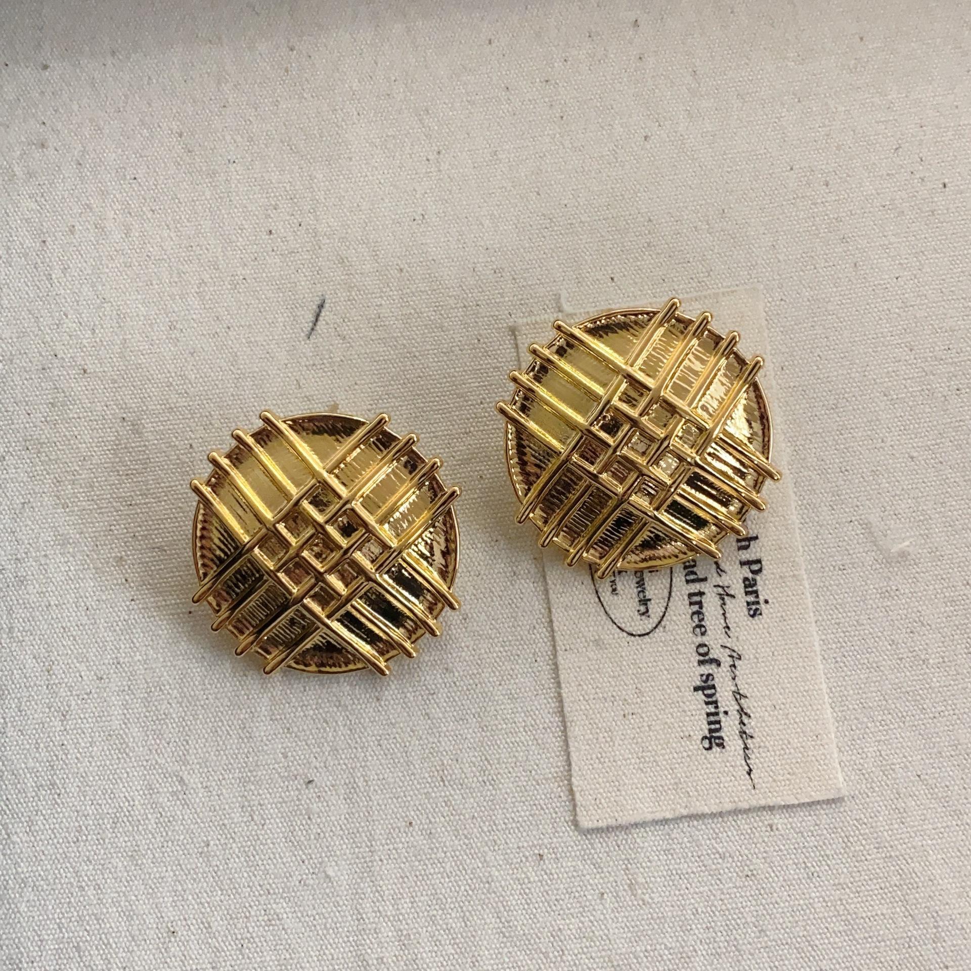 

Серьги-гвоздики в средневековом стиле с металлическими плетеными пуговицами, женские, французские, легкие, роскошные, ретро, высокие, универсальные, темпераментные, круглые серьги для ушей