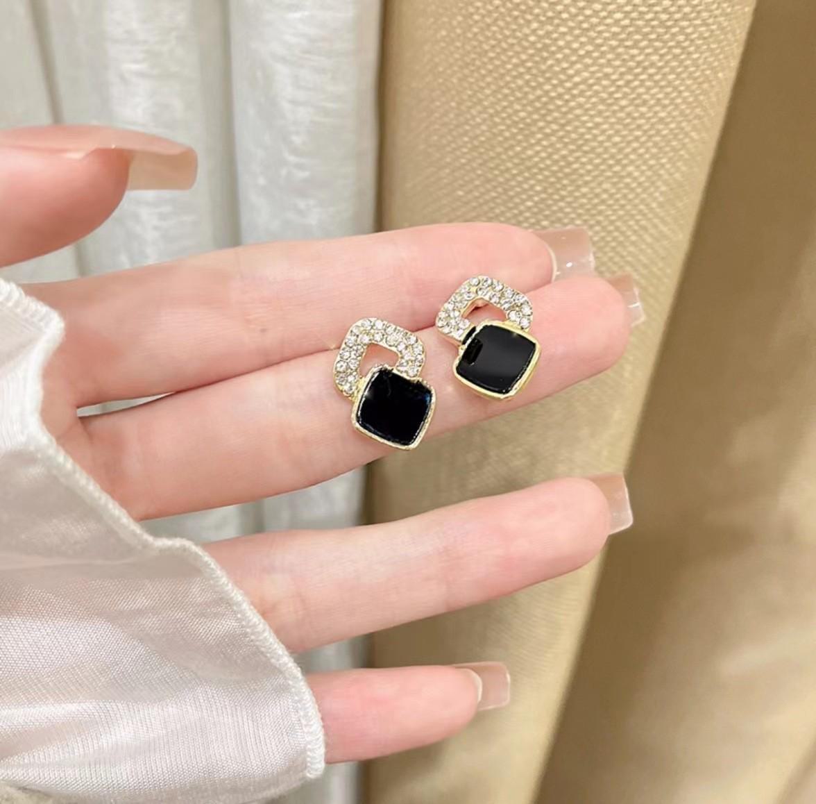 

2025 Геометрические черные серьги с капающей глазурью и бриллиантами: Модные, высококачественные, легкие, роскошные серьги для женщин, универсальный стиль Main Picture Earrings чёрный