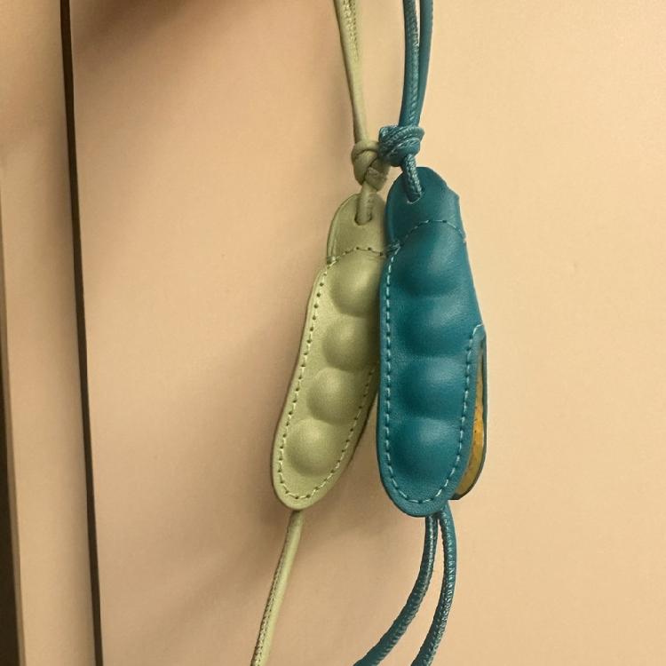 Handmade Pea Shape Key Holder Youthful Backpack Ornament Leather Texture Unique Key Pendant Suitable for Key and Car