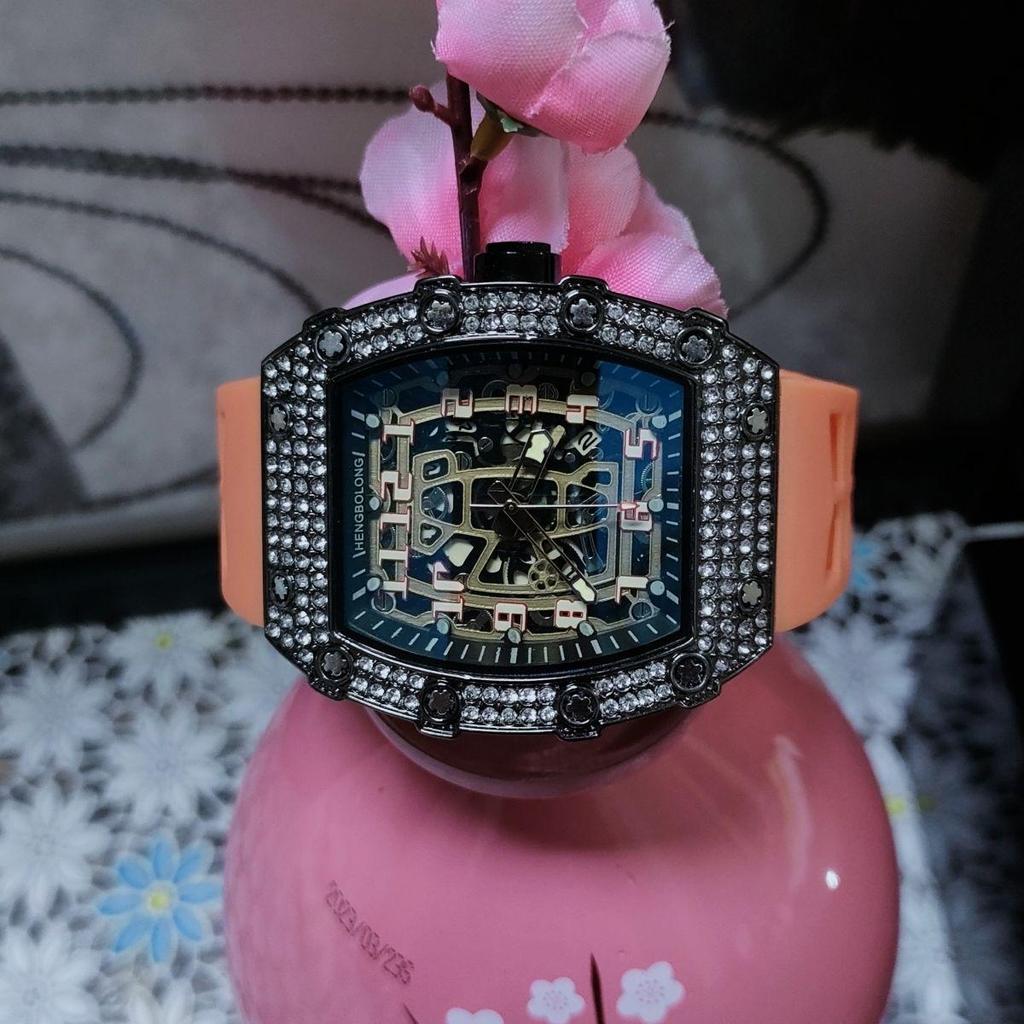 Reloj de Cuarzo para Hombre con Forma Tonneau de Silicona con Diseño de Moda de Diamantes Completos