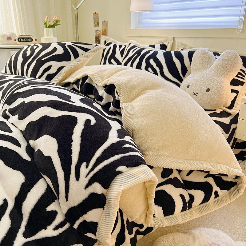 

Cashmere-Inspired Coral Fleece Bedding Set: Warm, Embroidered, and Thickened - Three or Four Pieces Available 1.2m Flat 3pc - For 150x200cm