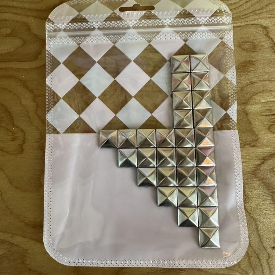 

Wildflower Luxury 3D silver solid rivet patch Phone Case For iPhone 12 15 16 13 14 17 Pro Max fashion INS rivet Anti-Fall Cover
