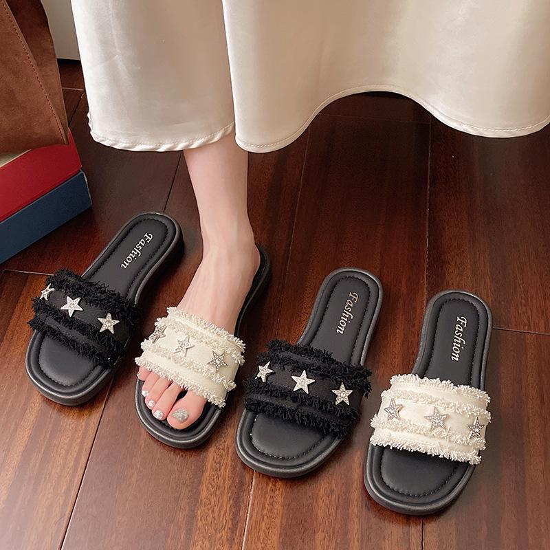 French Small Fragrant Style Slippers Women's Summer Wear 2025 New Internet Celebrity Fashion Rhinestone Flat Bottom Beach Sandals
