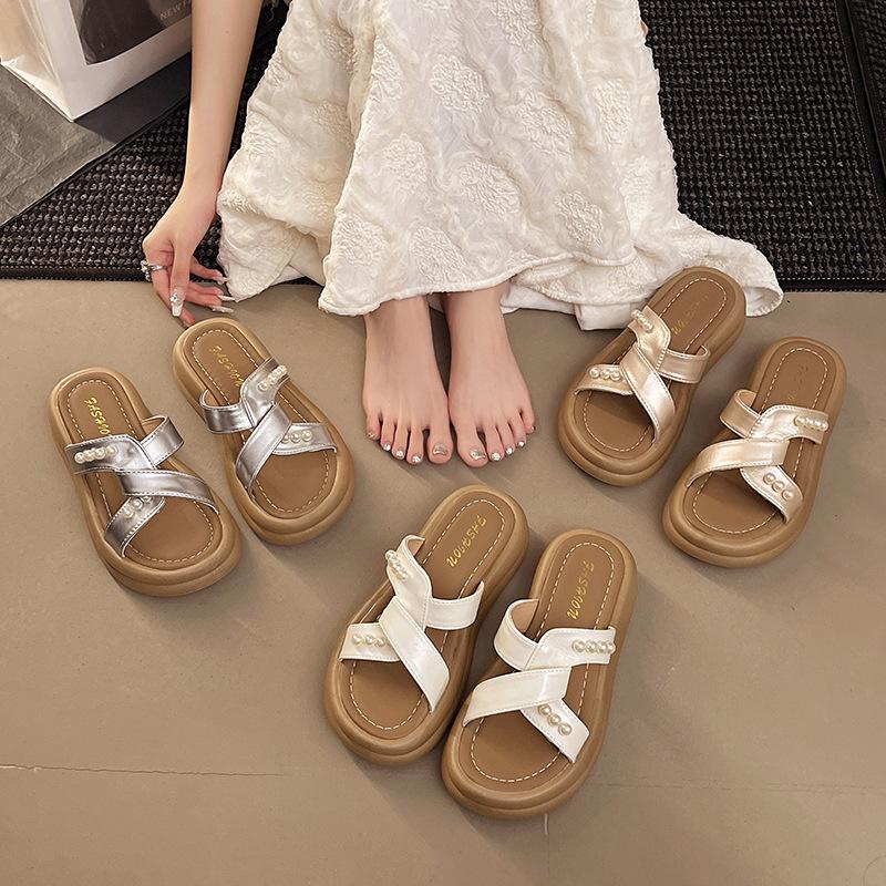 2025 Summer New Pearl High-end Soft-soled Slippers for Women To Wear, Step On Shit, Thick Bottom To Increase the Popularity of One-word Drag