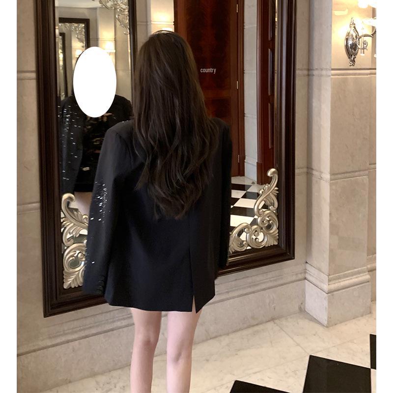 Dámské sako na galavečer s třpytivými výřezy, vycpanými rameny a lemováním.