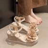 Modische Sandalen für Damen Outdoor Blumen Keilabsatz Plateau Damenschuhe Korea Lässig Hohe Qualität 2025 Luxus Asiatische Größe PVC Schuhwerk