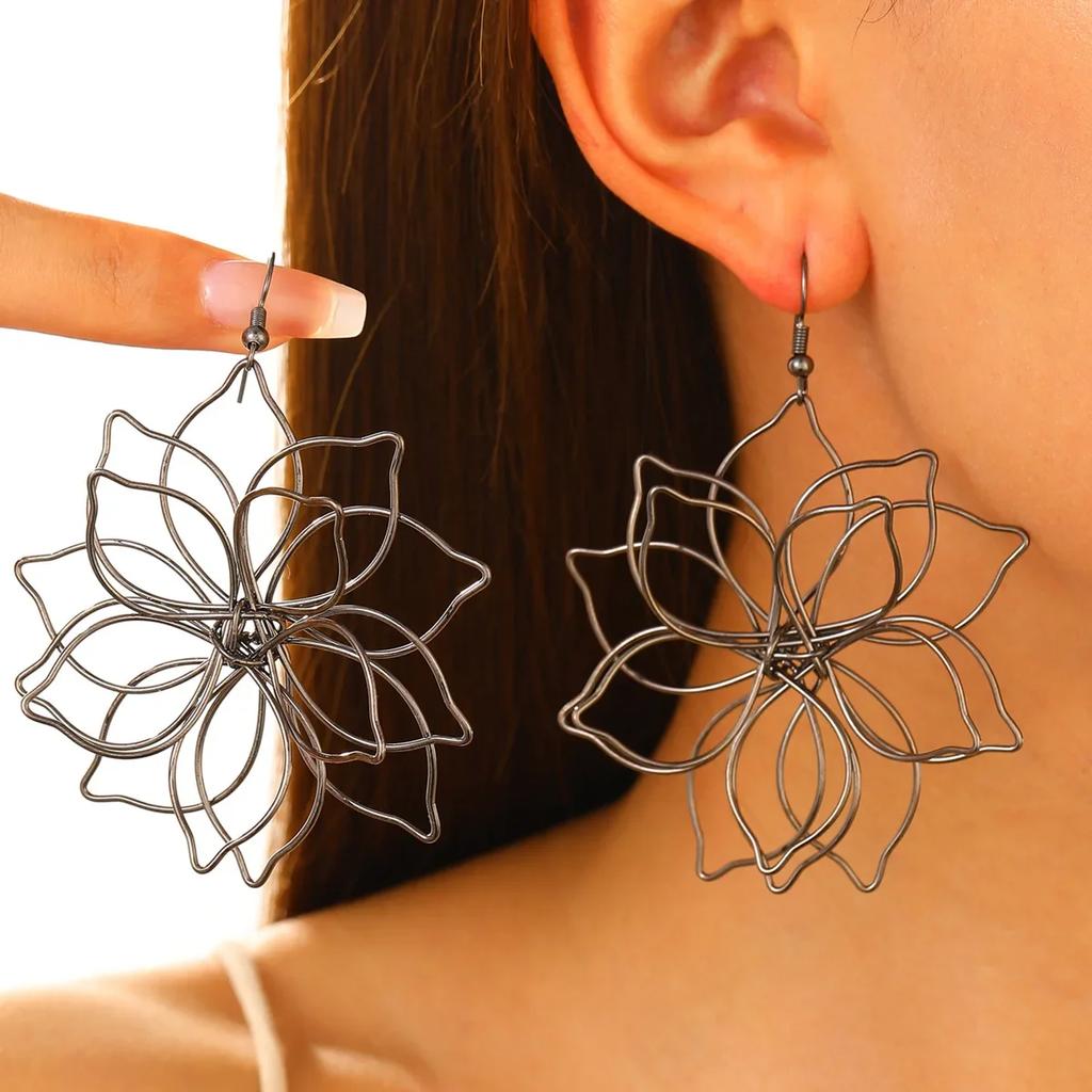 Personality Big Flower Hollow Metal Line Stud Earrings for Women Temperament Trend Wrapped Vintage Petal Jewelry Accessories
