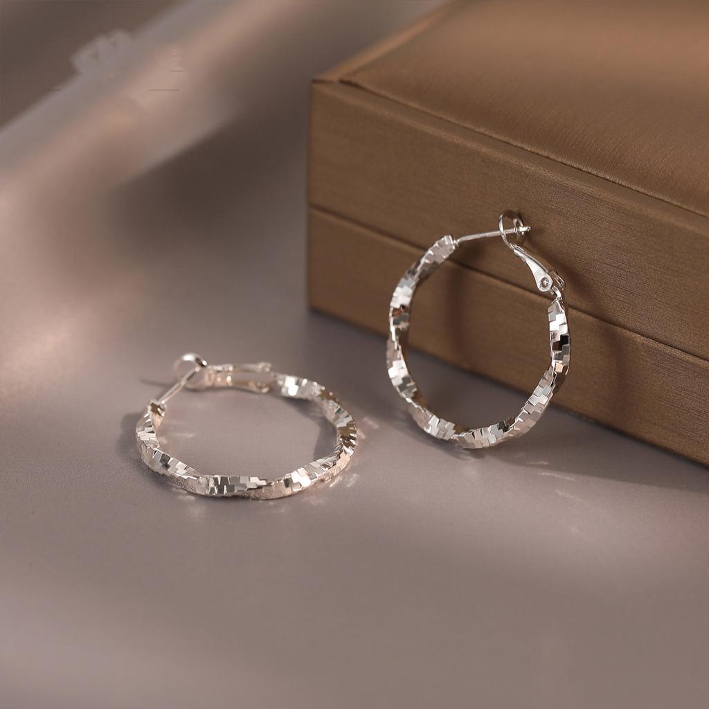 Retro wavy hammer pattern gold earrings, rings, unique ear buckles, light luxury high-end earrings, fashionable niche stud earrings, earrings.