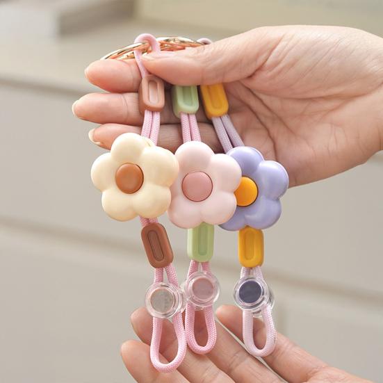 Flower-Shaped Hat Clip with Carabiner Portable Travel Cap Holder for Bags Backpacks Anti-Loss Accessory for Beach Hiking Daily Use Cute Keychain Bag