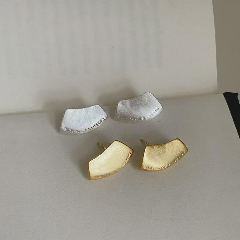 Premium Ohrringe aus gebürstetem Metall: Stil für einzigartige, modebewusste Frauen