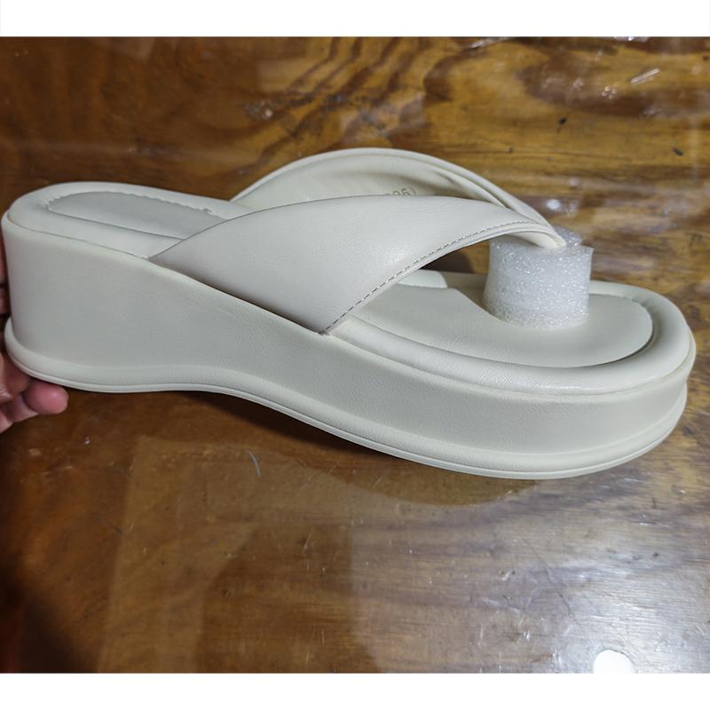 Летние Сандалии 2026 года на Плоской Платформе Современные Женские Сандалии Толстая Подошва 5см Черно-Белые Туфли 35 белый 2940₽