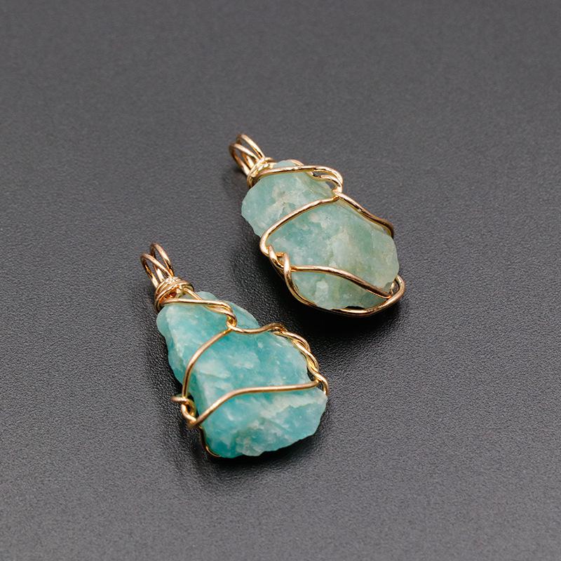 

Ожерелье с подвеской из розового кристалла в виде проволоки