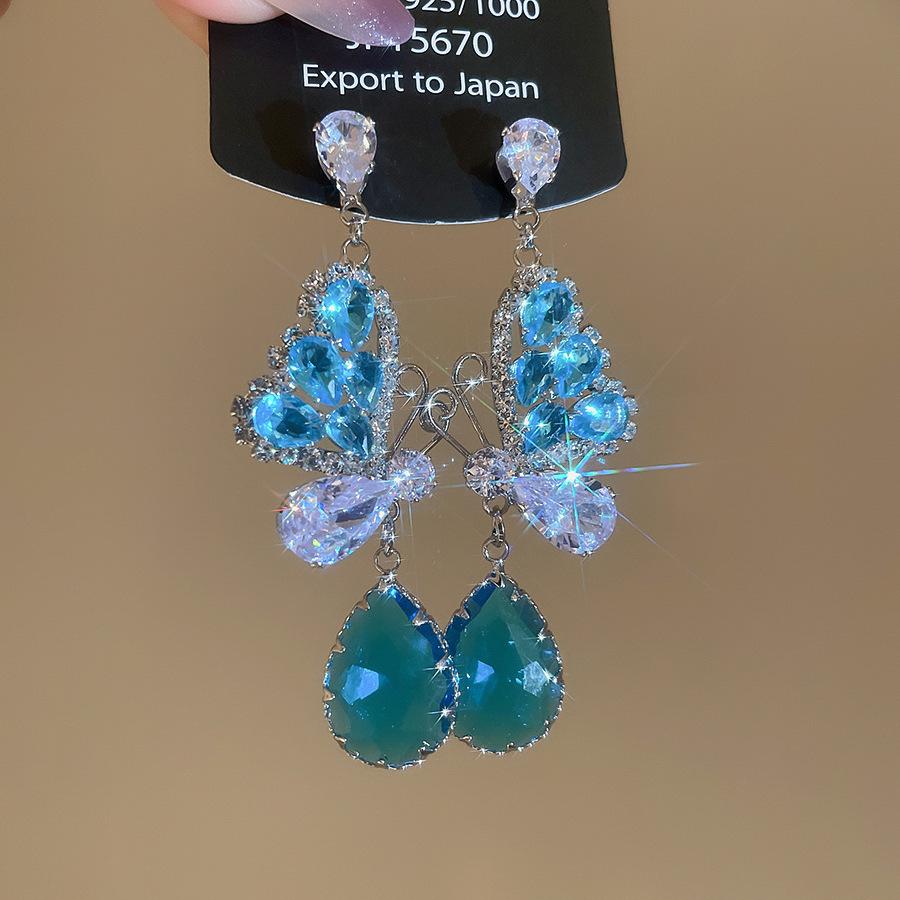 Orecchini Pendenti a Forma di Farfalla con Zirconi Stile Coreano Ago d'Argento: Orecchini Eleganti e di Alta Gamma per Donna.