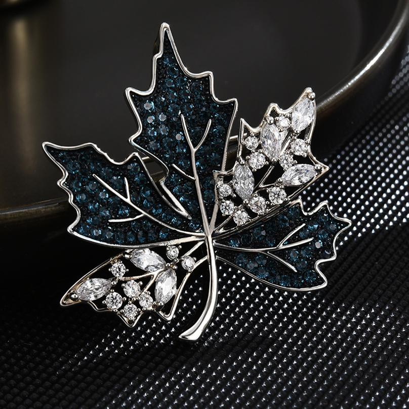 New Korean Style Fashionable Vintage Copper Micro-inlaid Maple Leaf Brooch, High-end and Elegant Designer Style Corsage